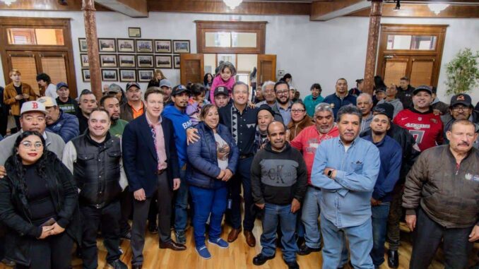 Llega la Navidad a los boleros del Centro; Marco Bonilla entregó apoyos por su trabajo