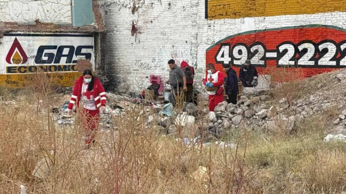 Hombre sufre sobredosis en terreno baldío; es trasladado de emergencia a un hospital