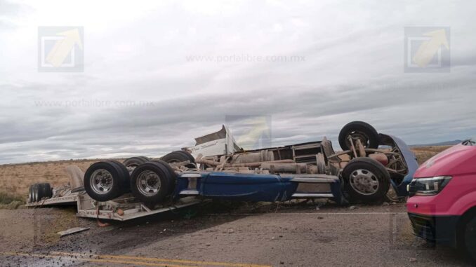 Vuelca tráiler en carretera Satevó a Delicias