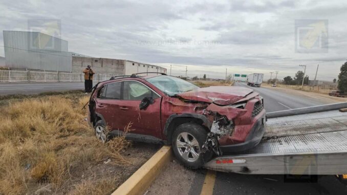 Se registra volcadura en carretera a Juárez