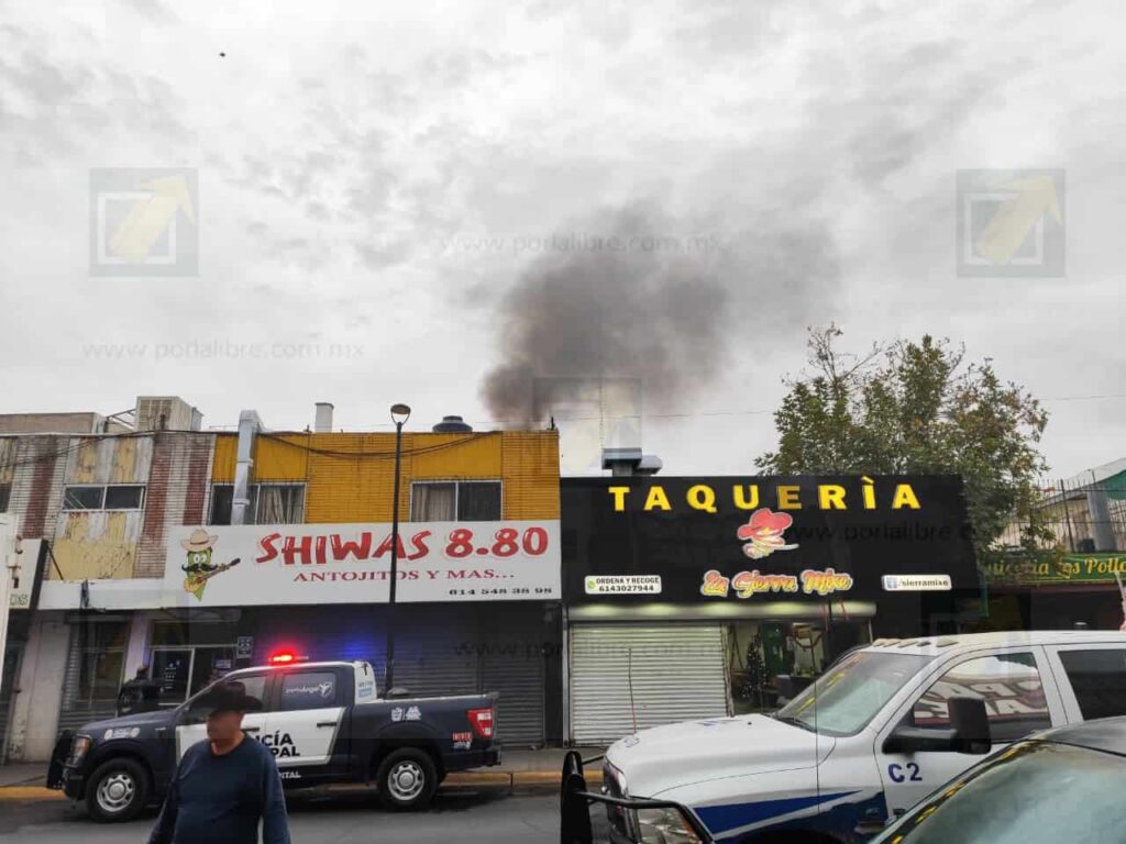 Incendio en departamento sobre restaurante de pollos deja dos personas lesionadas