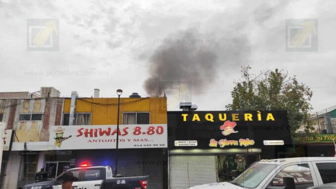 Incendio en departamento sobre restaurante de pollos deja dos personas lesionadas