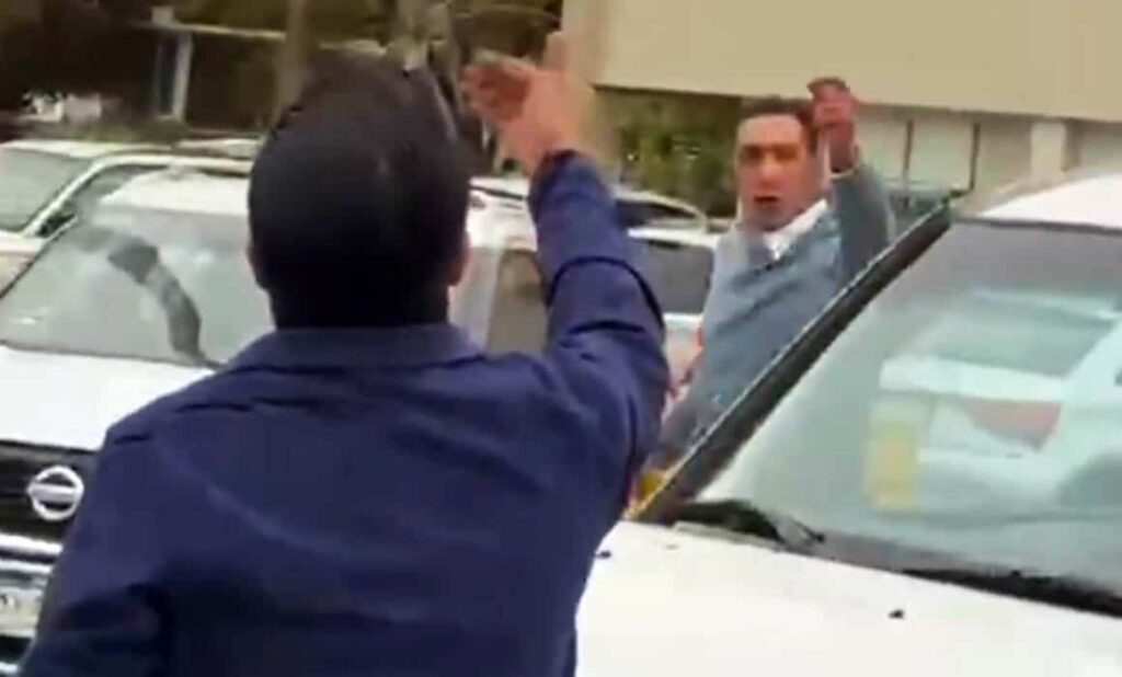 Regidor Miguel Riggs es exhibido en enfrentamiento vial; reta a golpes a un conductor 