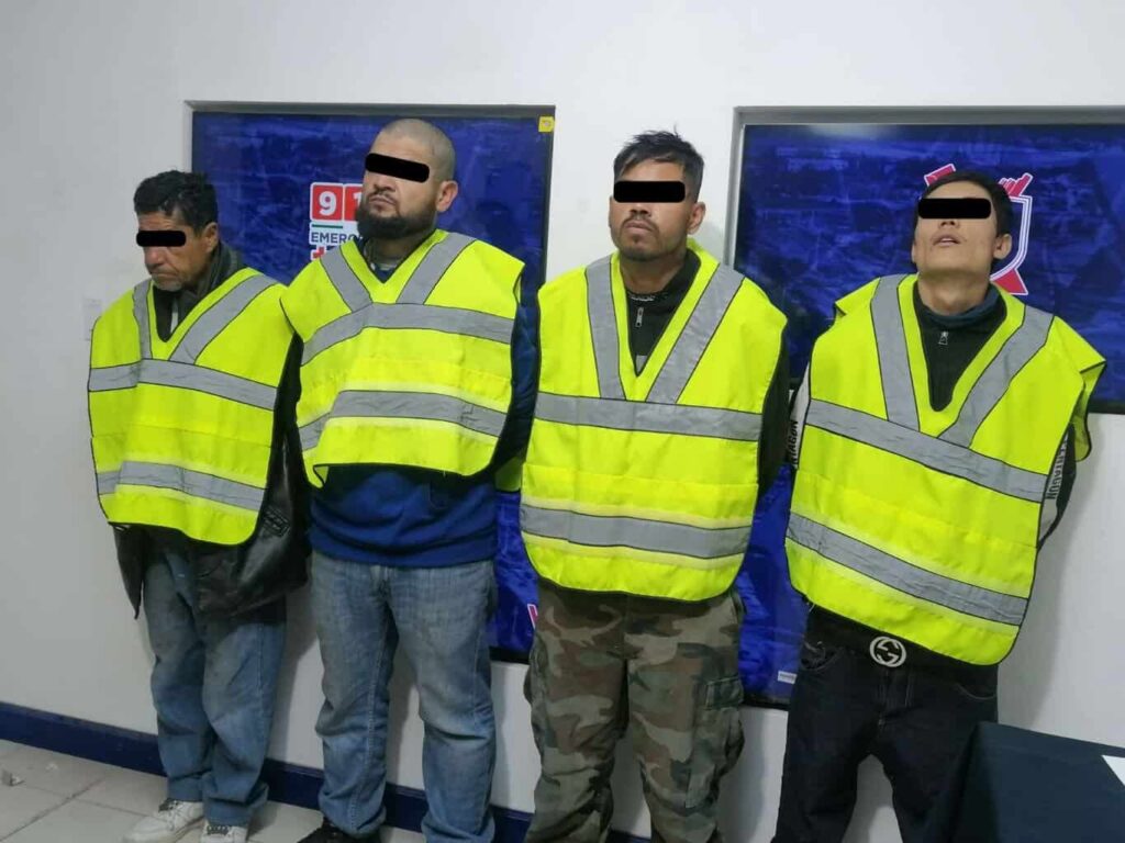 Arrestan a 4 en vehículo robado, portaban arma de fuego