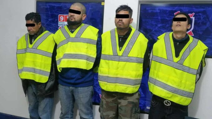 Arrestan a 4 en vehículo robado, portaban arma de fuego
