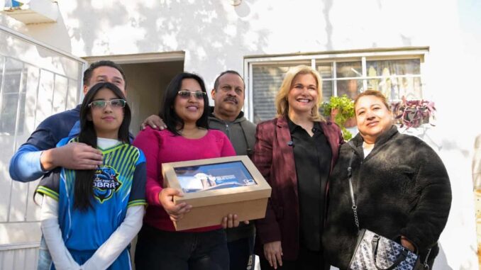 Maru Campos entrega vivienda a familia juarense en situación de vulnerabilidad
