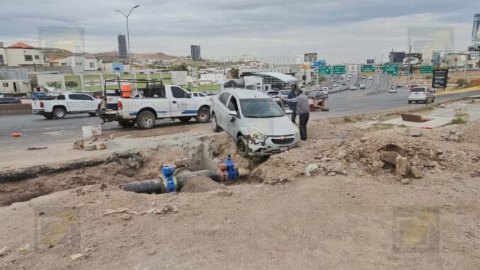 Adulto mayor cae con su vehículo a zanja y trabajadores de la JMAS se salvan de milagro