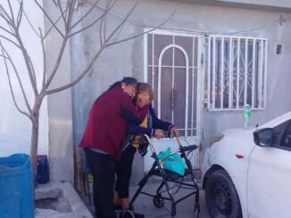 Apoyan a adulta mayor a llegar a salvo a su casa