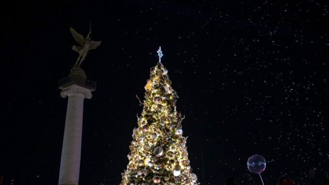 Inicia la fiesta navideña: Se llena de luz la Plaza del Ángel