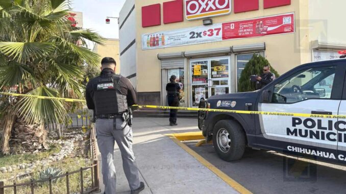 Hombre en situación de calle fallece frente a un Oxxo en la Plaza Victoria