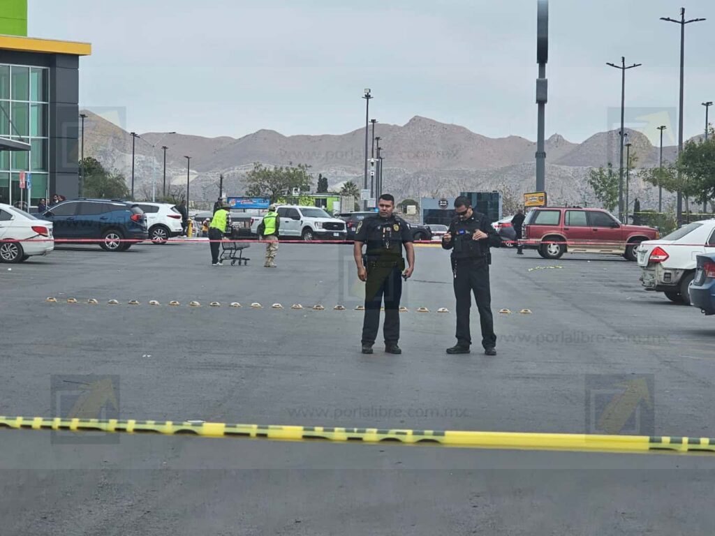 Hallan a hombre sin vida dentro de vehículo en estacionamiento de un supermercado