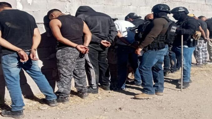 Detienen en El Sauz a 10 hombres; aseguran arsenal y vehículos tras cateo