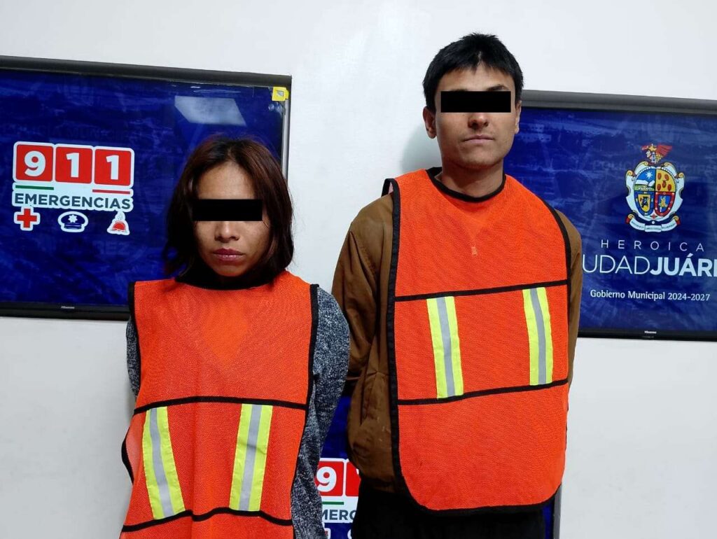 Detienen a pareja que viajaba en auto robado con marihuana