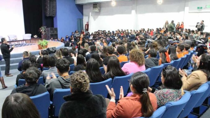 Imparten con éxito a estudiantes conversatorio Rompiendo el silencio 25 N