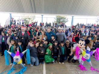 Lleva Marco Bonilla la Navidad a niños de zona rural Ejido Ocampo con Mega Posada