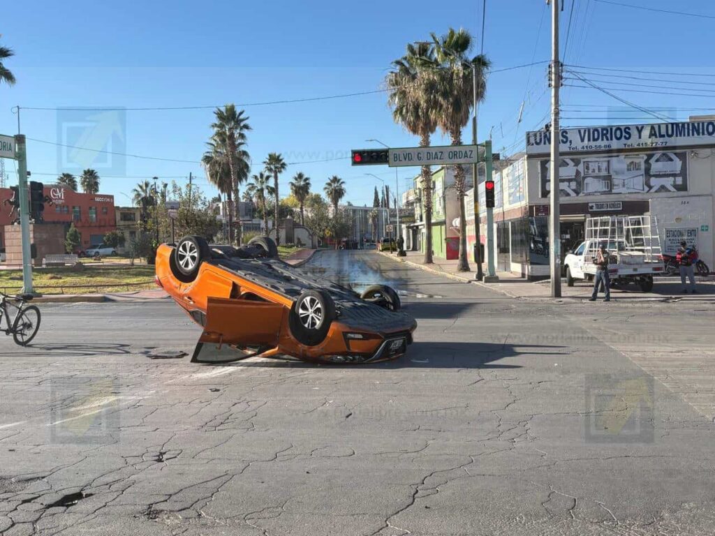 Volcadura en pleno centro deja cuantiosos daños pero ningún lesionado