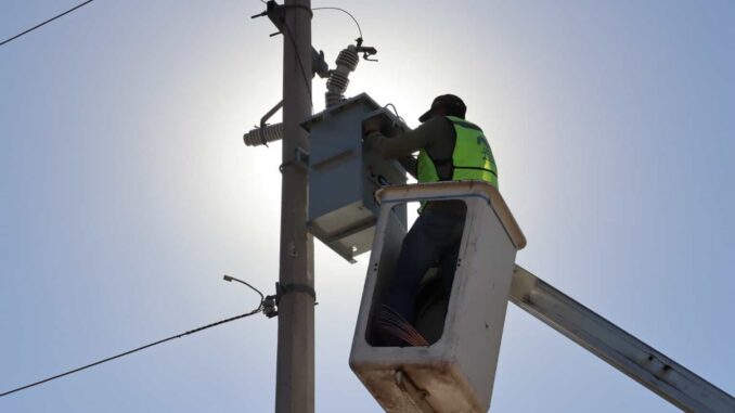 Instala Municipio transformadores en Periférico R. Almada después de actos vandálicos