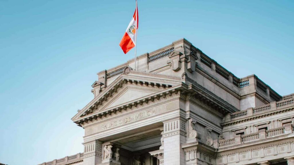 Primer ministro de Perú dice que «no es posible» ingresar a la Embajada de México en Lima