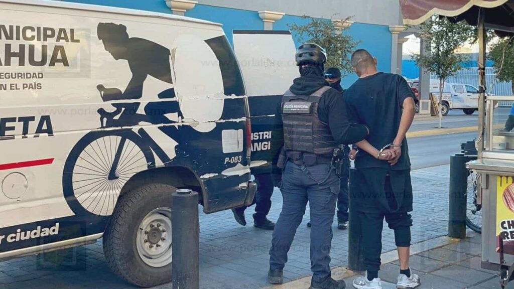 Policías Beta aseguran a sujeto intoxicado que alteraba el orden en el Centro Histórico