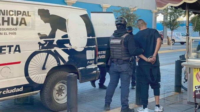 Policías Beta aseguran a sujeto intoxicado que alteraba el orden en el Centro Histórico