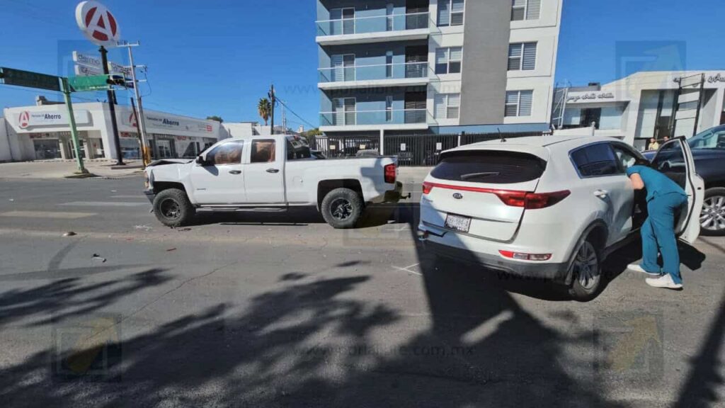 Choque múltiple en San Felipe tras conductora saltarse la luz roja