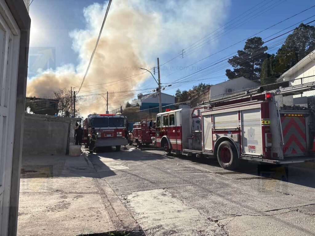Incendio consume vivienda y deja en la calle a abuelita y su hijo en colonia Díaz Ordaz