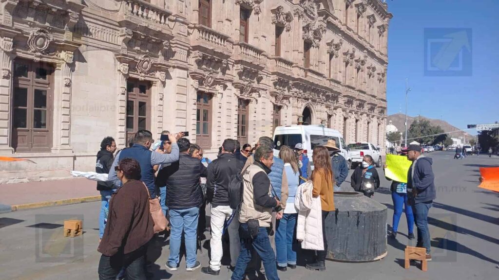 Bloquean avenida  Aldama vecinos de la colonia Ladrilleras