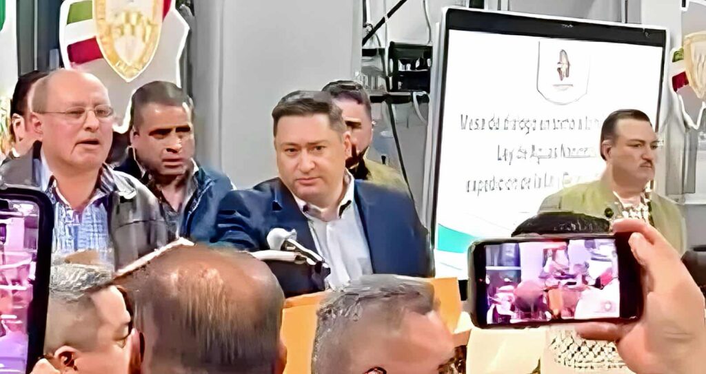 Productores irrumpen y expulsan entre gritos de “traidor” a Martín Solís en debate por Ley de Aguas