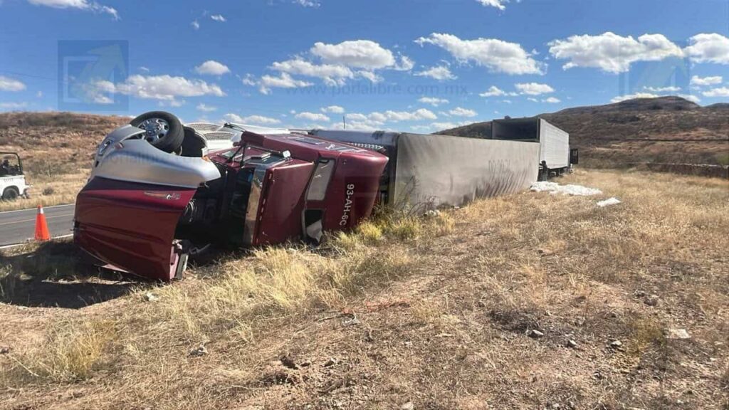 Tráiler cargado con veladoras vuelca en las Curvas del Perico; chofer ileso
