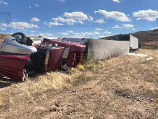Tráiler cargado con veladoras vuelca en las Curvas del Perico; chofer ileso