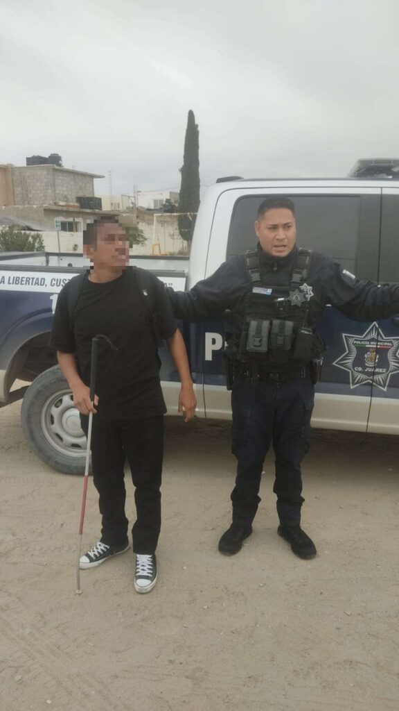 Auxilian a hombre con discapacidad visual y lo trasladan a un albergue