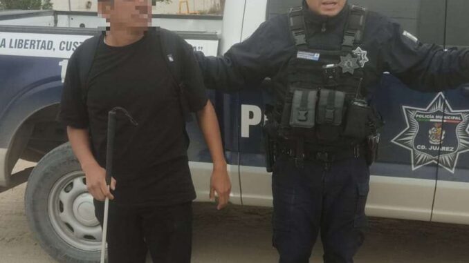 Auxilian a hombre con discapacidad visual y lo trasladan a un albergue