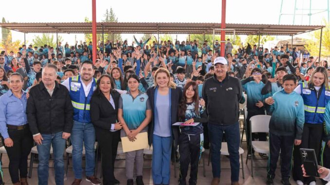 Maru Campos preside entrega de mobiliario y equipo para 36 escuelas de la región noroeste del estado