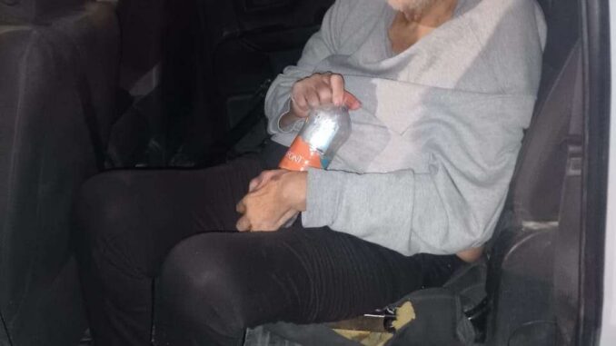 Piden apoyo para localizar a familia de hombre extraviado
