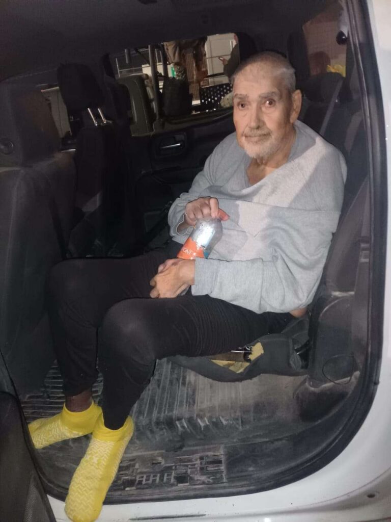 Piden apoyo para localizar a familia de hombre extraviado