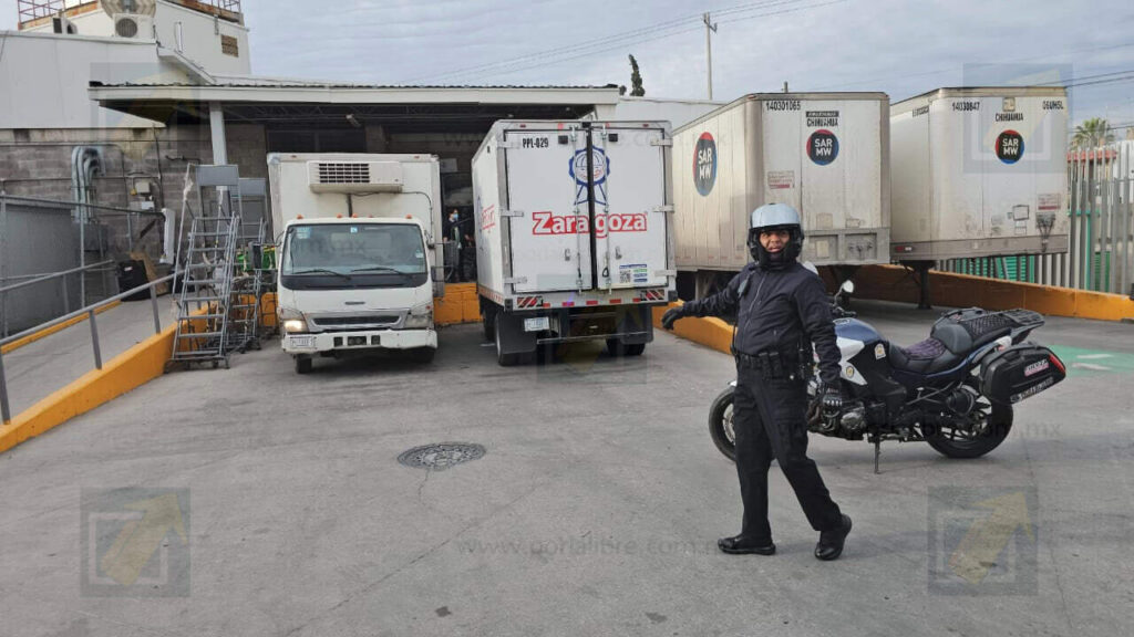 Robo de camión lechero desata persecución ocasionando choque múltiple