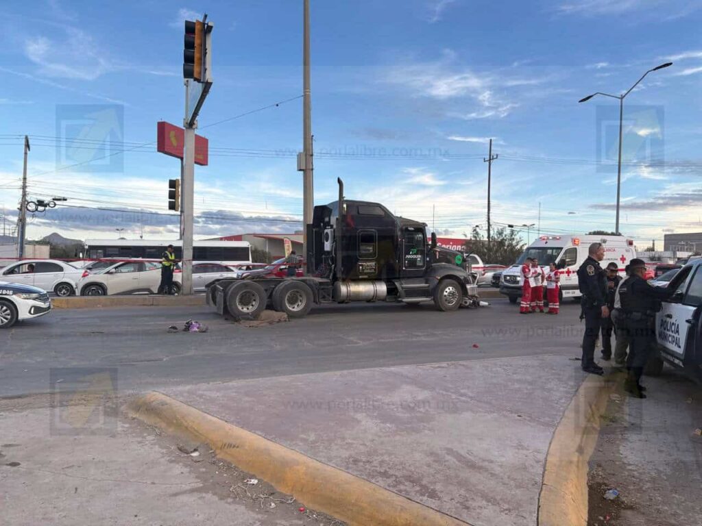Motociclista muere tras ser embestido por tractocamión en cruce de Lombardo Toledano y Juan Pablo II