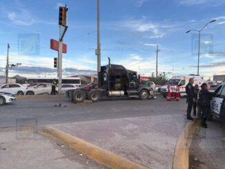 Motociclista muere tras ser embestido por tractocamión en cruce de Lombardo Toledano y Juan Pablo II
