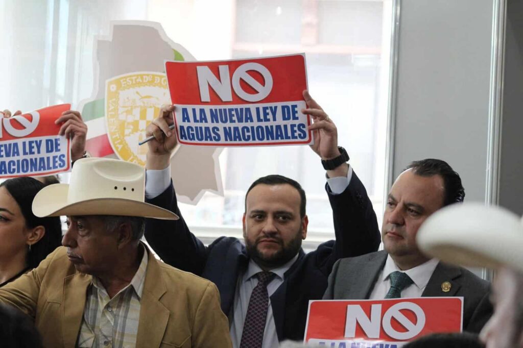 Arturo Medina detiene sesión del Congreso; saca a diputados a atender a campesinos
