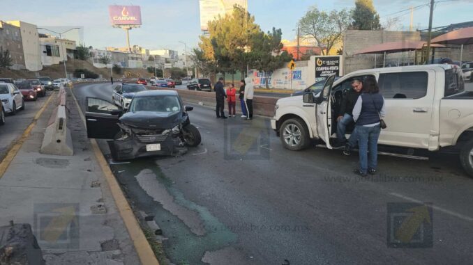 Choca a exceso de velocidad en la «curva de los choques » ; caos vial
