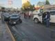 Choca a exceso de velocidad en la «curva de los choques » ; caos vial