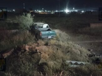 Pickup vuelca tras chocar contra un Sentra en el Periférico R. Almada; tripulantes huyen
