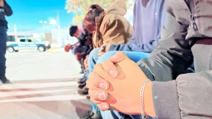 Resguarda Policía a migrantes mexicanos y guatemaltecos