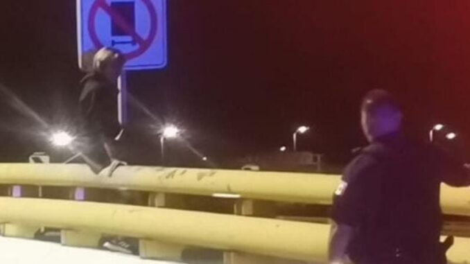 Policías municipales salvan de caer a joven de puente de la Lombardo y Juárez