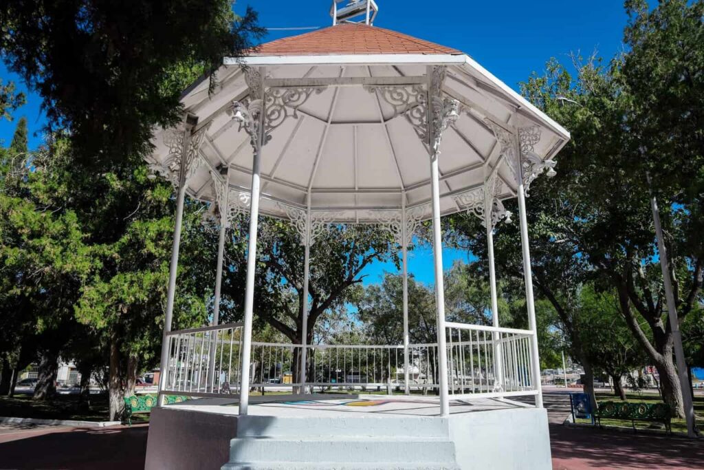 Bancas pintadas y áreas limpias; supervisa Marco Bonilla mantenimiento del Parque Santo Niño