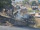 Evacuan a vecinos por incendio en lote de llantas en el Cerro de la Cruz