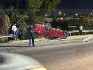 Choque con volcadura en Teófilo Borunda y Amapolas deja dos personas lesionadas