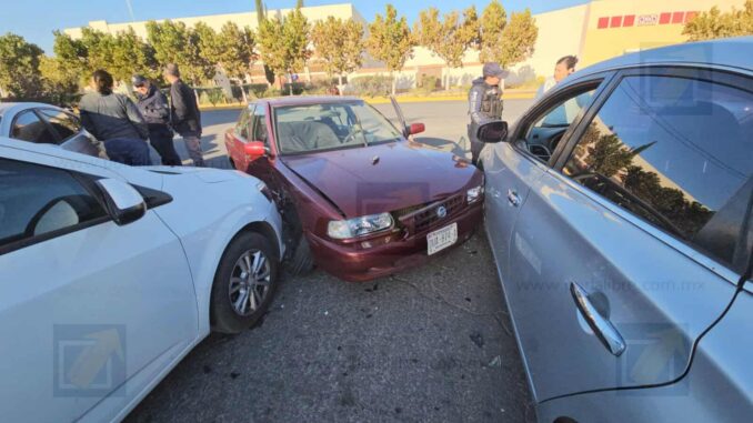 Choque múltiple involucra a cuatro vehículos en el bulevar Ortiz Mena