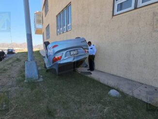 Vuelca universitario en el Juventud tras perder el control de su auto