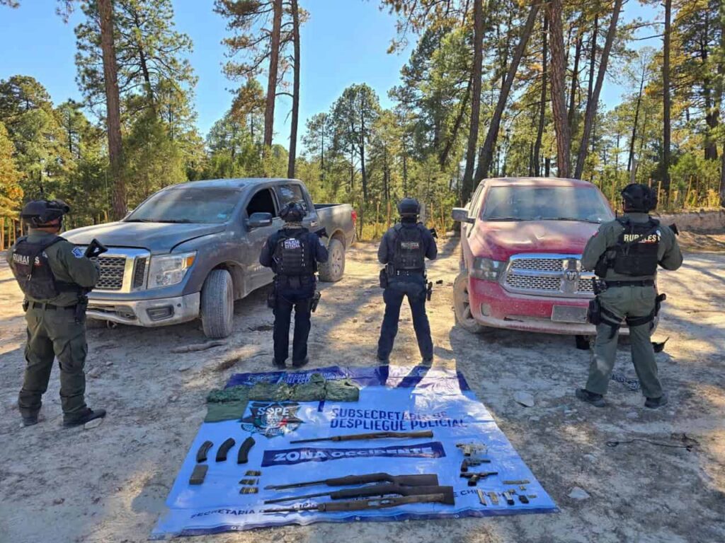 Aseguran arsenal y vehículos con reporte de robo en Guachochi